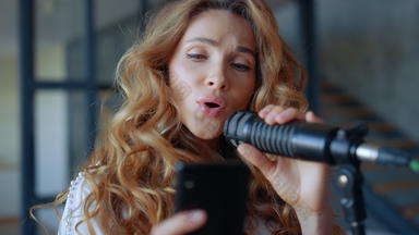 歌手唱歌麦克风集中女人学习首歌文本智能手机